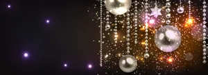 Vue détaillée macro de cordons de perles d'imitation avec bokeh festif doré brillant