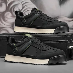 Zapatillas transpirables de ante negro para hombre con suela gruesa y detalles verdes
