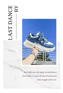 Λεπτομερής προβολή μπλε και λευκών chunky dad sneakers μπροστά σε καταγάλανο ουρανό