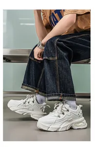 Λεπτομέρεια από κομψά λευκά chunky sneakers με χοντρή σόλα πλατφόρμα για άνδρες.