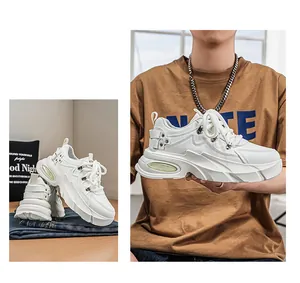 Λεπτομέρεια από λευκά chunky dad sneakers με χοντρή σόλα και διακοσμητικά κλιπ
