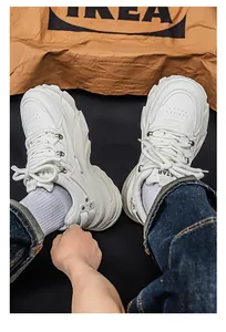 Μοντέρνα λευκά chunky sneakers για άνδρες με χοντρή σόλα πλατφόρμα και λεπτομέρεια 'STAR'.