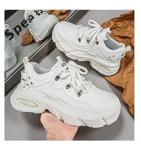 Λεπτομερής κοντινή λήψη λευκών chunky sneakers με χοντρές σόλες πλατφόρμας για άνδρες
