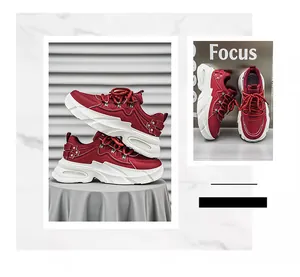 Κοντινό πλάνο κόκκινων chunky sneakers με χοντρή λευκή σόλα και κομψά κορδόνια.