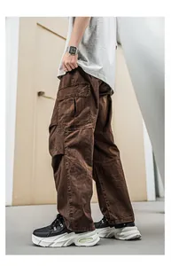 Λεπτομερής πλάγια όψη κομψών ασπρόμαυρων chunky dad παπουτσιών με χοντρή σόλα για άνδρες