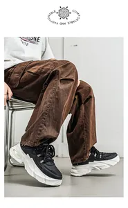 Κομψά ανδρικά μαύρα chunky sneakers με χοντρές λευκές σόλες πλατφόρμας για ύψος.