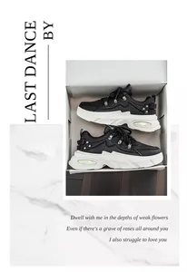 Λεπτομερής προβολή ασπρόμαυρων chunky dad sneakers για άνδρες σε κουτί παπουτσιών