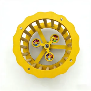 Draufsicht gelbes Holz Laufrad für Papageien Hamster mit bunten Perlen Detail.