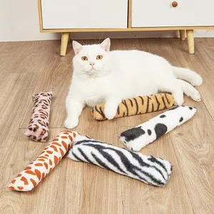 Verschiedene Plüschkissen mit Tiermuster und Katzenminze für Katzen in Wohnumgebung.