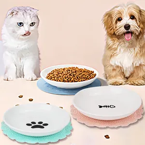 Ciotole in ceramica per gatti e cani con motivi di zampe e lische di pesce e tappetini