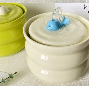 Fuente automática de cerámica para gatos con detalle de delfín azul y agua en circulación