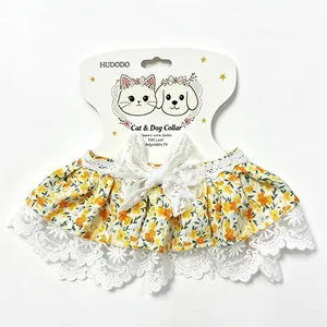 Elegante collar de encaje floral para gatos y perros con lazo blanco en la tarjeta
