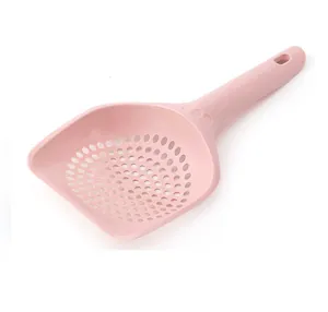 Vista dettagliata di una paletta per lettiera in plastica rosa per gatti.