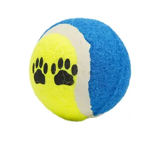 Detailansicht eines blau-gelben Haustier-Tennisballs mit schwarzen Pfotenabdrücken