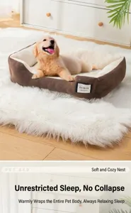 Cuccia rettangolare marrone per cani con fodera in peluche e cucciolo di Golden Retriever