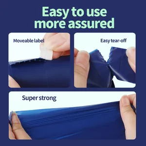 Dettaglio che mostra la forza e lo strappo facile dei sacchetti per feci blu.