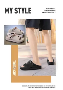 Sandali da spiaggia da uomo alla moda in beige e nero in un layout di lifestyle
