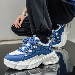 Μοντέρνα ανδρικά chunky sneakers με χοντρή κυματιστή σόλα σε μπλε και λευκό χρώμα