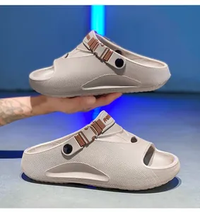 Dettaglio di zoccoli sportivi da uomo beige con fibbia regolabile e suola antiscivolo.