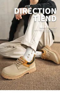 Dettaglio di scarpe da lavoro beige vintage con suole spesse e corda decorata