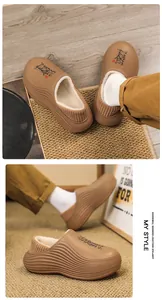 Nahaufnahme von braunen Herren-Clogs mit warmem Fleecefutter und dicker gewellter Sohle