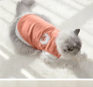 Vue détaillée d'un gilet en peluche rose pour chat avec un écusson d'ours mignon
