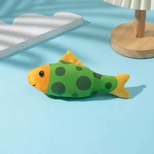 Dettaglio di un giocattolo di peluche per gatti a forma di pesce verde con pois