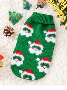 Vista dettagliata di un maglione natalizio lavorato a maglia verde con Babbo Natale
