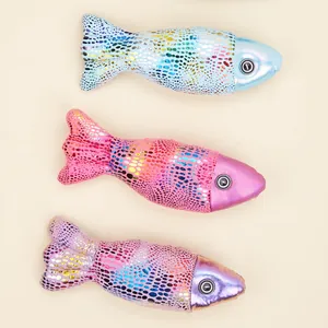 Tre giocattoli per gatti a forma di pesce di peluche colorati con squame iridescenti