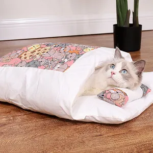 Primo piano di un gatto che dorme in un sacco a pelo per animali con motivi a fumetti