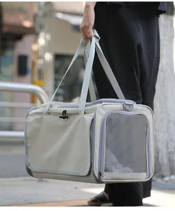 Bolsa de transporte plegable para gatos y perros pequeños en un entorno exterior