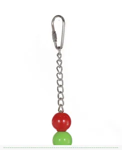 Gros plan d'une chaîne de jouet pour perroquet en inox avec perles rouges et vertes