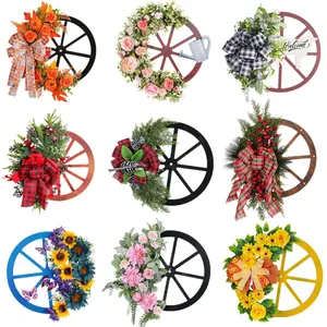 Sortiment von neun dekorativen Holzkranz-Rädern mit saisonalen Blumen und Schleifen