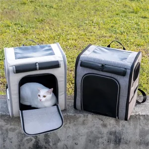 Buitenscène met opvouwbare, ademende rugzakken voor huisdieren in beige en grijs met een kat.