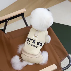 Vue détaillée d'une combinaison chaude en polaire pour chien avec imprimé Let's Go