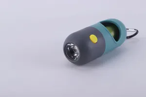 Detailansicht des tragbaren Kotbeutelspenders mit integrierter LED-Taschenlampe