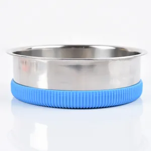 Detalle de cuenco de acero inoxidable para mascotas con base de silicona azul antideslizante