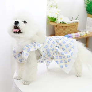 Robe de princesse pour petit chien avec trèfles bleus et bordure en dentelle délicate