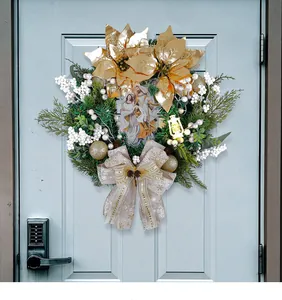 Prachtige kerstkrans met gouden lantaarn en kerststal hangend op een blauwe deur.