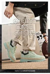 Primo piano di scarpe casual verde menta con suola platform in corda intrecciata