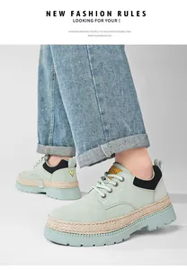 Primo piano di stivali platform verde salvia con dettagli in juta e pantaloni denim.