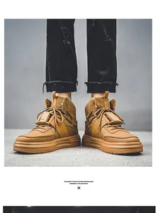 Dettaglio ravvicinato di sneaker mid-top cammello con fibbia e suola spessa