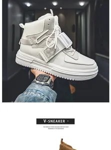 Dettaglio laterale di sneakers bianche alte con fibbia unica e lacci resistenti