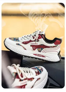 Detailansicht der atmungsaktiven Sneakers im Ethno-Stil mit rotem Colorblocking-Design