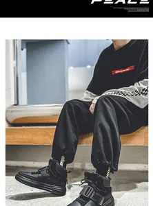 Primo piano di sneakers urbane alte abbinate a uno stile streetwear moderno