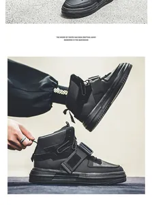 Dettaglio ravvicinato di sneakers alte nere con fibbia e cinturino dal design trendy.