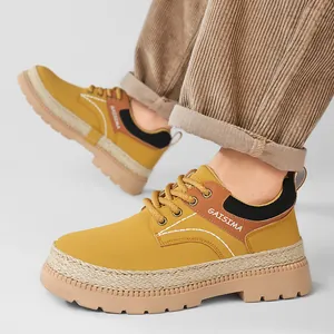 Stivali casual outdoor bassi gialli con suola spessa e dettagli in corda intrecciata.