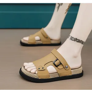 Detalle de sandalias de cuero marrón para hombre con hebillas ajustables y suela antideslizante.