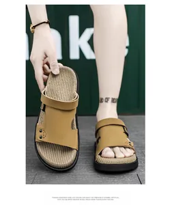 Vista detallada de sandalias de cuero para hombre con suelas antideslizantes para verano.