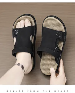 Primer plano detallado de sandalias de cuero negro para hombre con plantilla de tejido